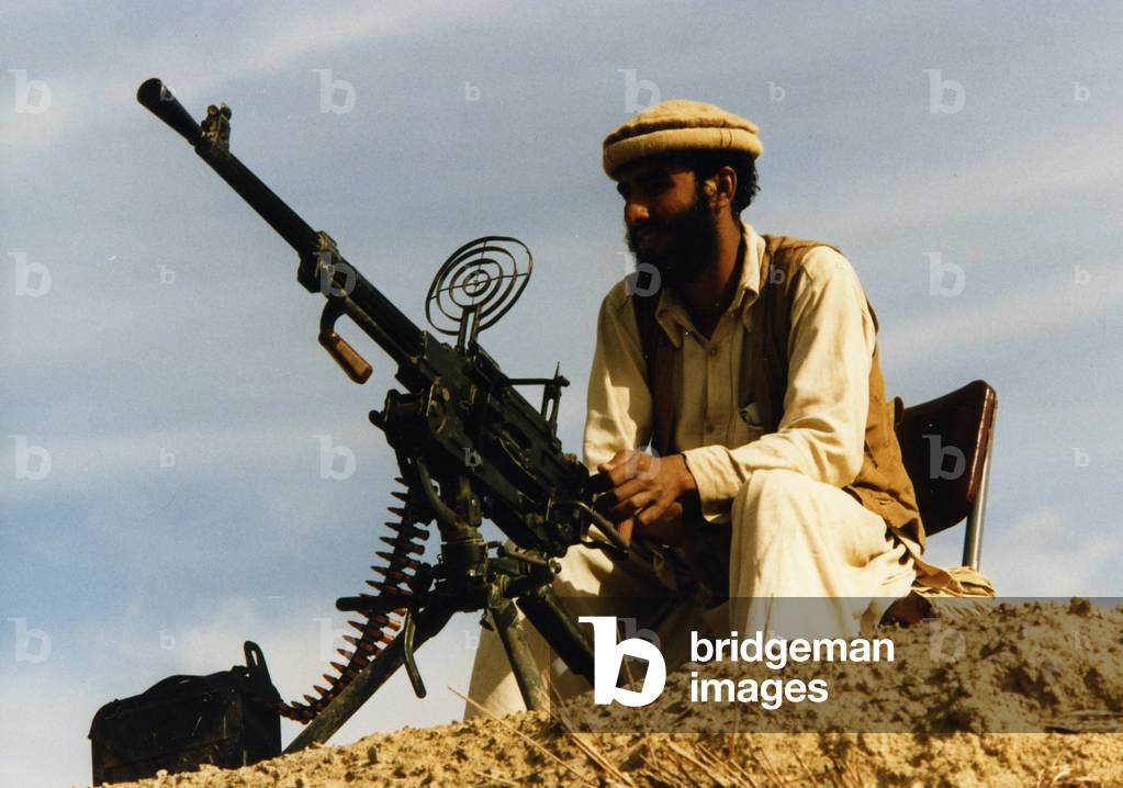 Afghan fighters guard a bearing on Pakistani territory, 1987 (photo)