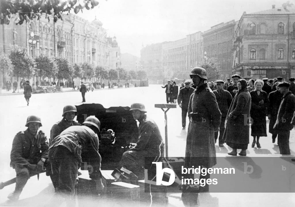 German anti-tank cannons in Kiev, 1941 (b/w photo)