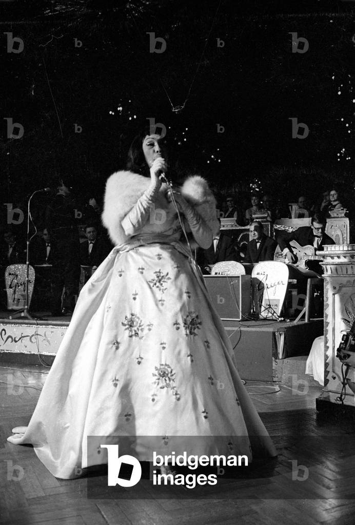 Josephine Baker and Max Greger with orchestra in the Bayerischer Hof in Munich, 1963 (b/w photo)
