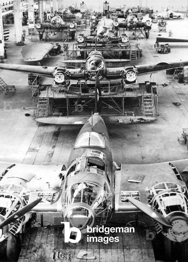 Assembly hangar of an aircraft factory, 1940 (b/w photo)