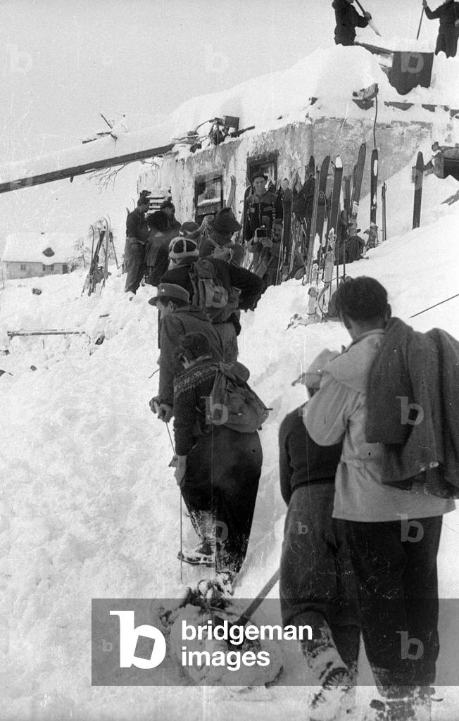 Rescue team in Blons after the avalanche disaster, 1954 (b/w photo)