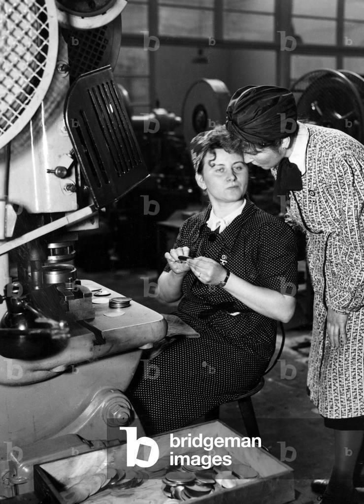Women in the arms industry, volunteers in the Askania factories, 1942 (b/w photo)