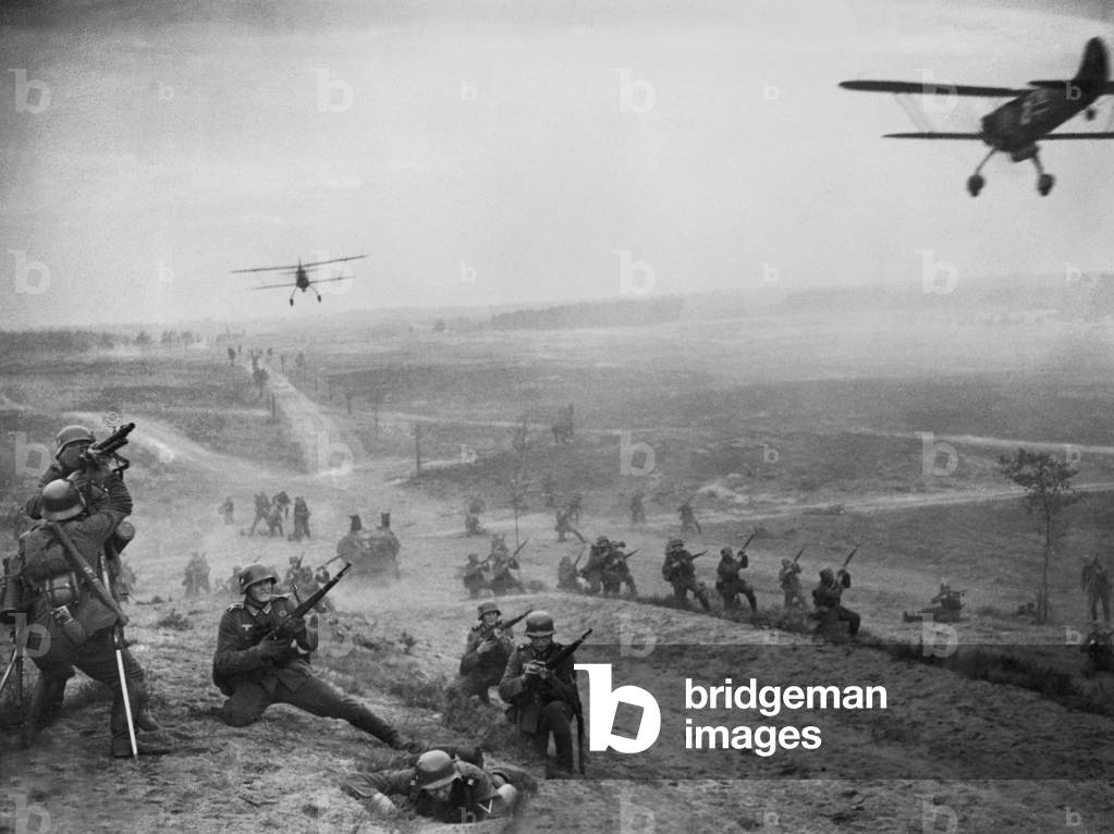Low-flying attack in 'Three sergeants', 1939 (b/w photo)