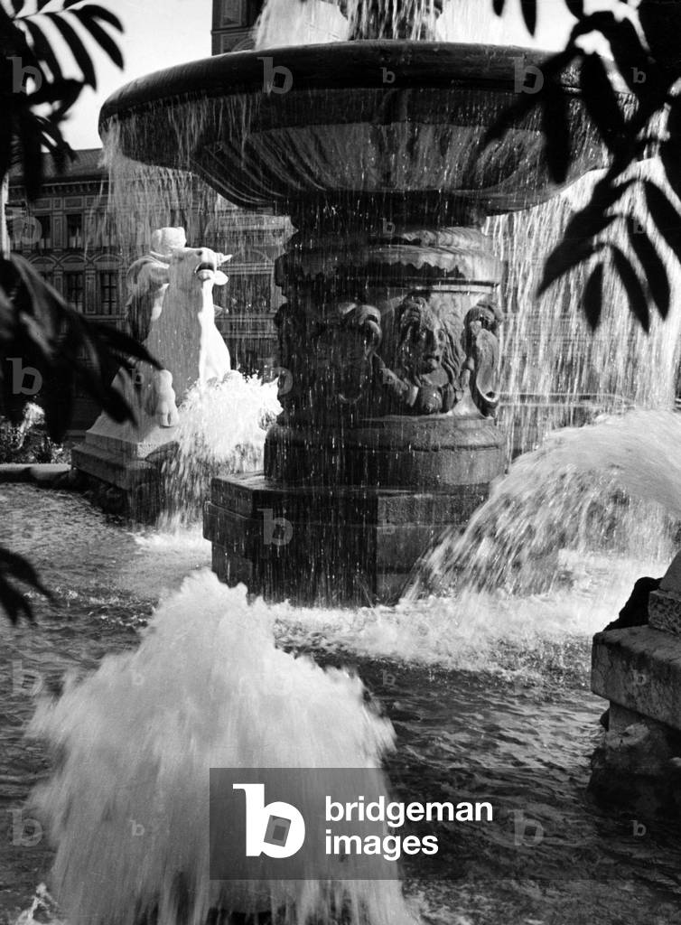 Wittelsbacher Brunnen at the Lenbachplatz in Munich, 1934 (b/w photo)