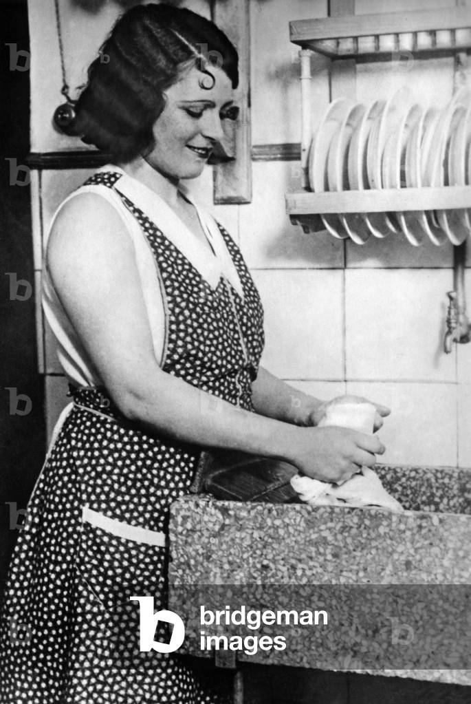Housewife in Madrid, 1931 (b/w photo)