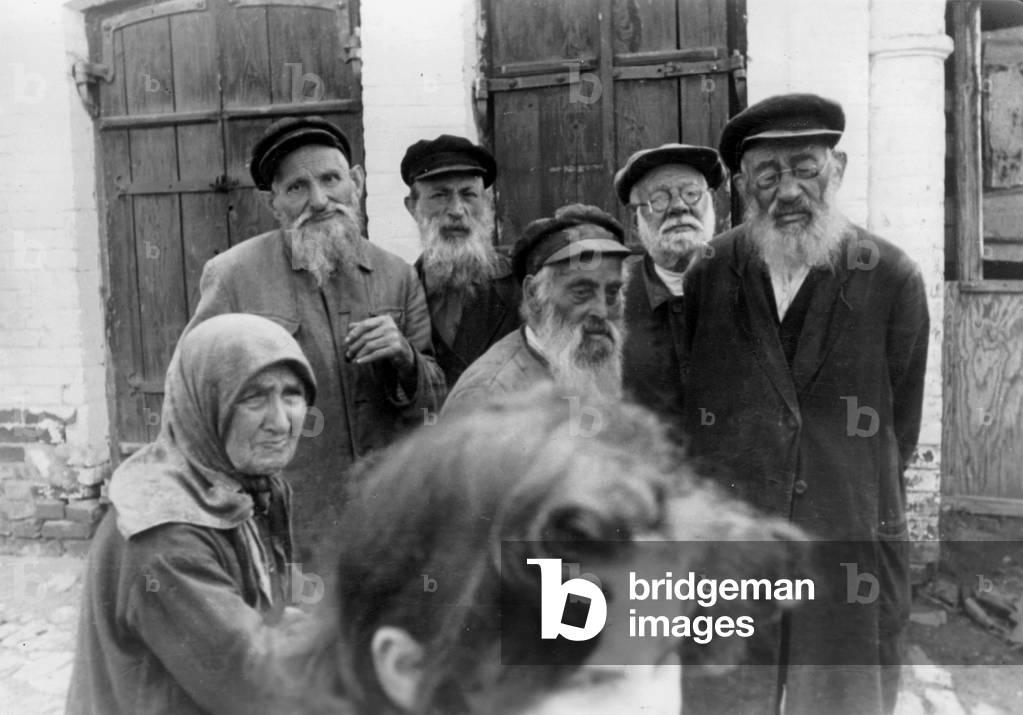 Jews in Ukraine, 1941 (b/w photo)