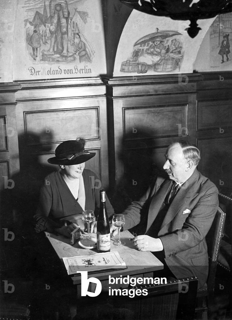 Wine restaurant in Berlin, 1936 (b/w photo)