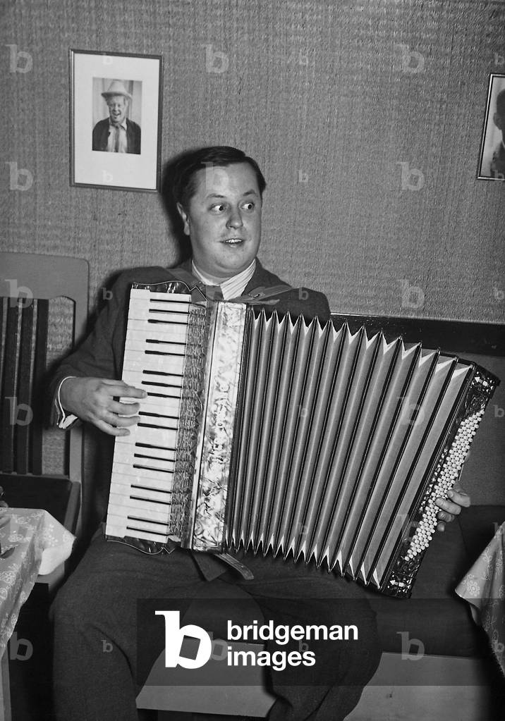 Paul Dahlke with an accordion, 1939 (b/w photo)