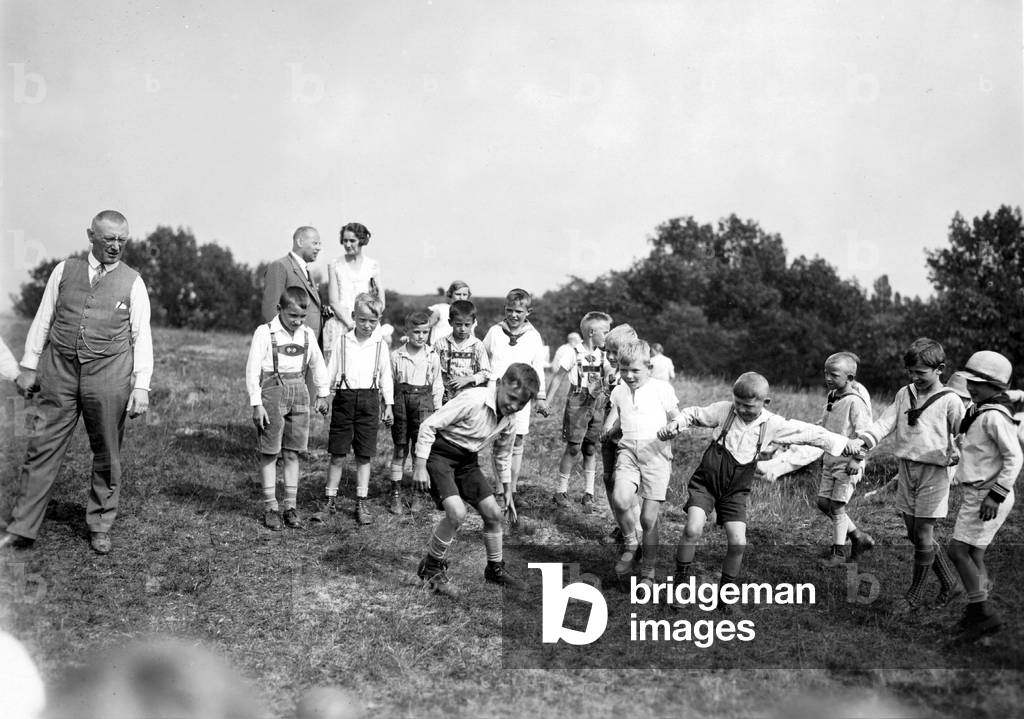 Field trip, 1929 (b/w photo)