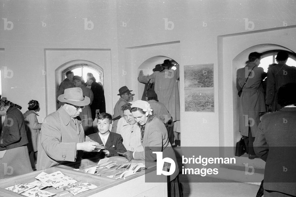Visitors in the south tower of the Frauenkirche, 1954 (b/w photo)