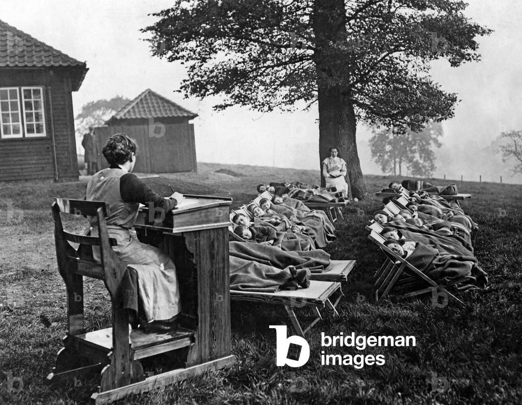 English open-air school in Bristol, 1913 (b/w photo)
