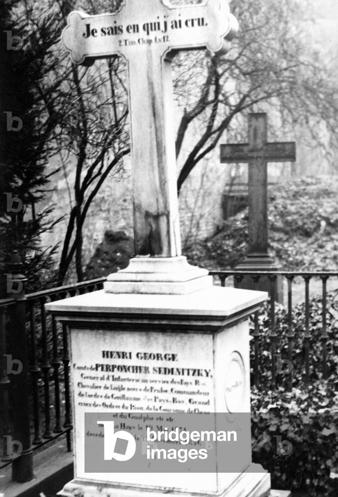 Huguenot tomb cross in Berlin, 1932