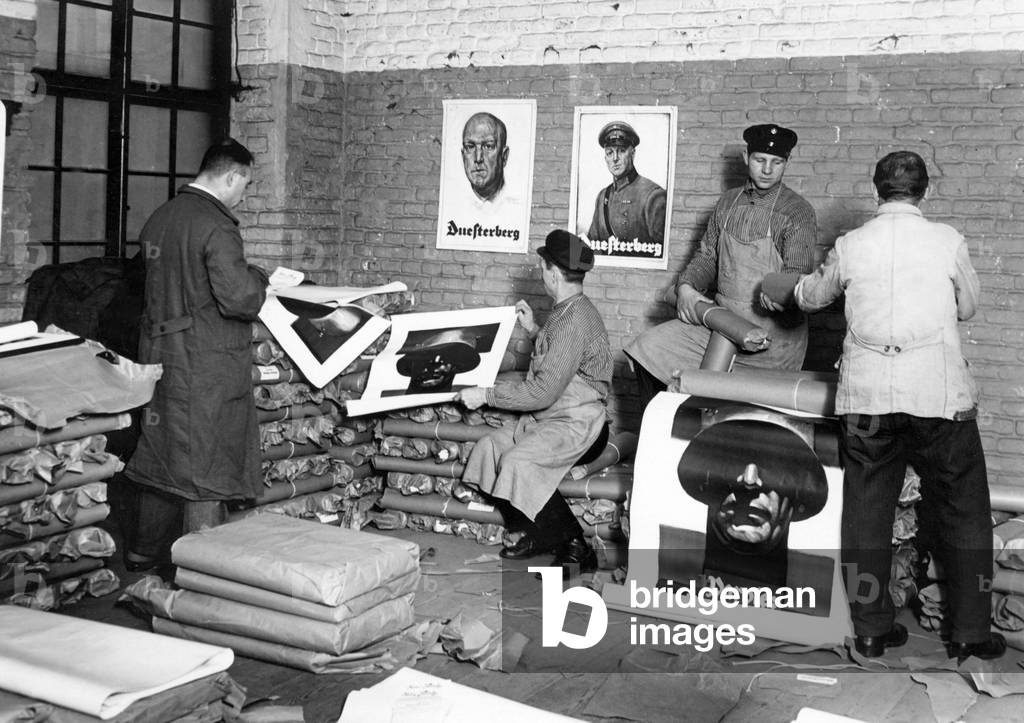 Print shop prints election posters for Duesterberg for the Reich presidential election, 1932 (b/w photo)