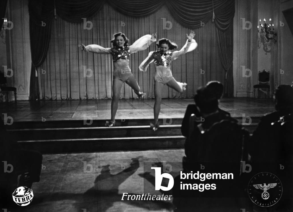 Hedi and Margot Hoepfner in the Arthur Maria Rabenalt movie 'Fronttheater', 1942 (b/w photo)