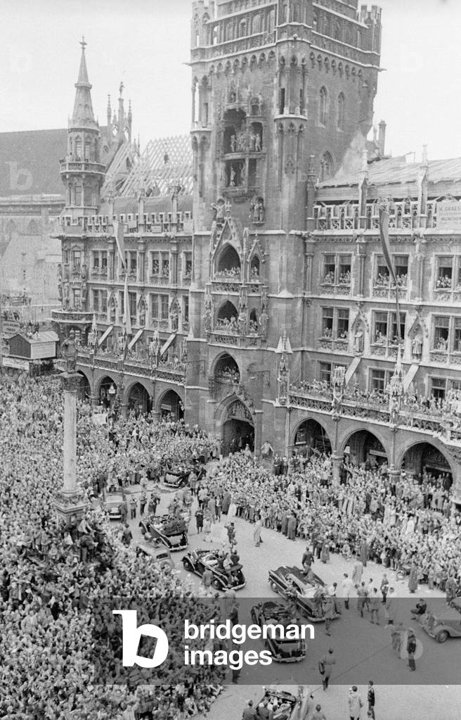 Reception in Munich following the World Cup victory of the German national team, 1954 (b/w photo)