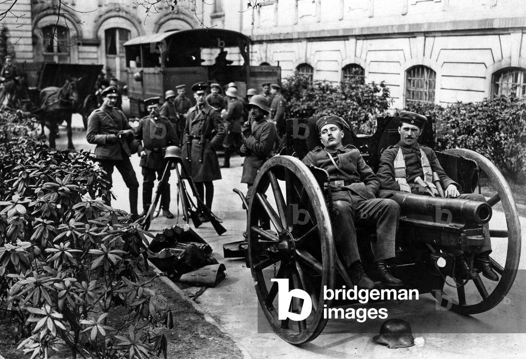 Soldiers before the Reich Chancellery, 1918