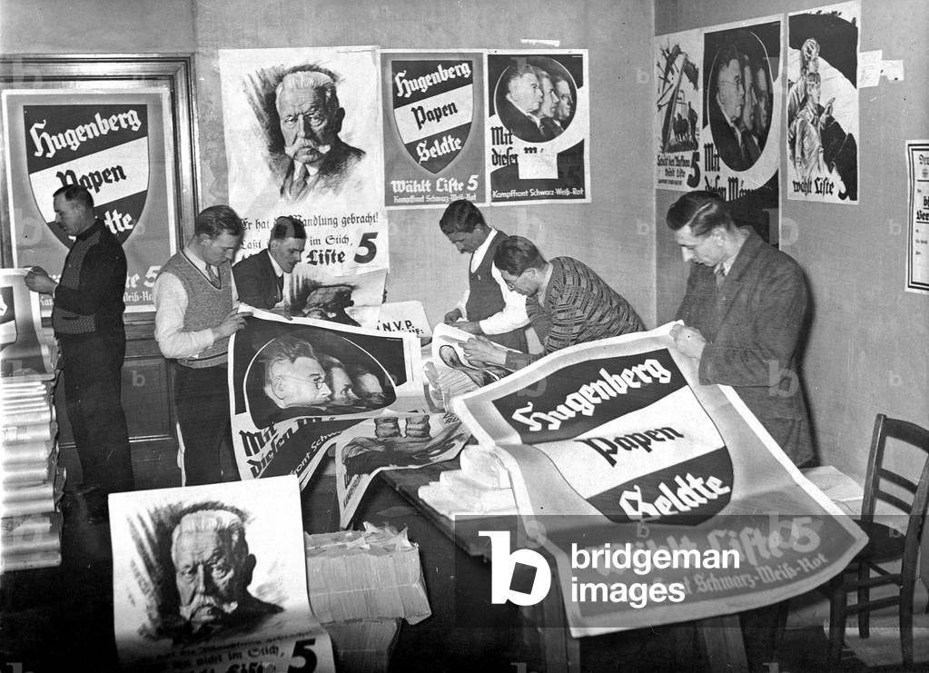 Campaign workers of the DNVP at work before the Reichstag elections, 1933 (b/w photo)