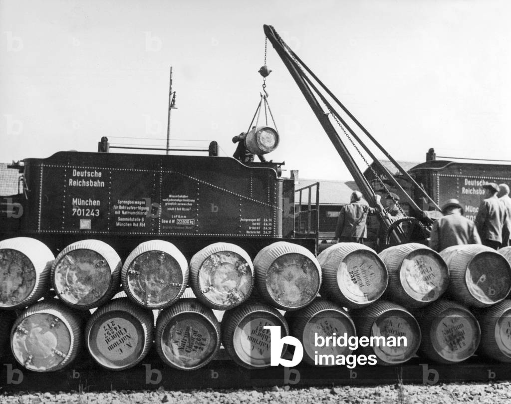 Sprinkler wagon of the Reichsbahn for destroying weeds, 1936 (b/w photo)