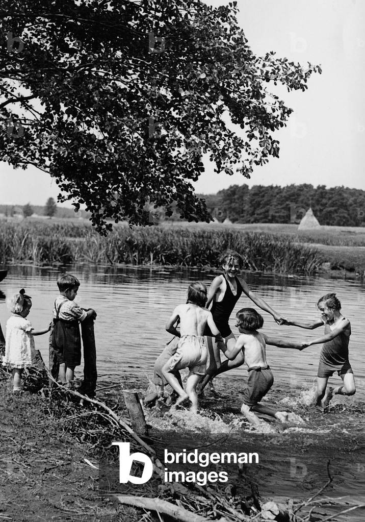 Bathing children, 1940 (b/w photo)