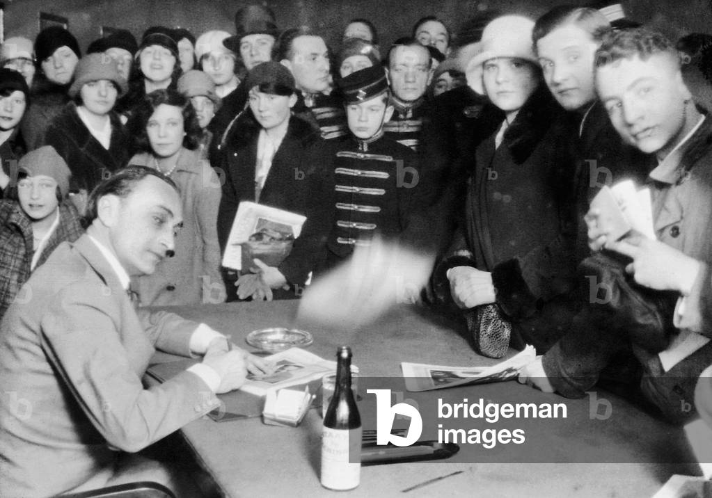 Conrad Veidt signs autographs (b/w photo)