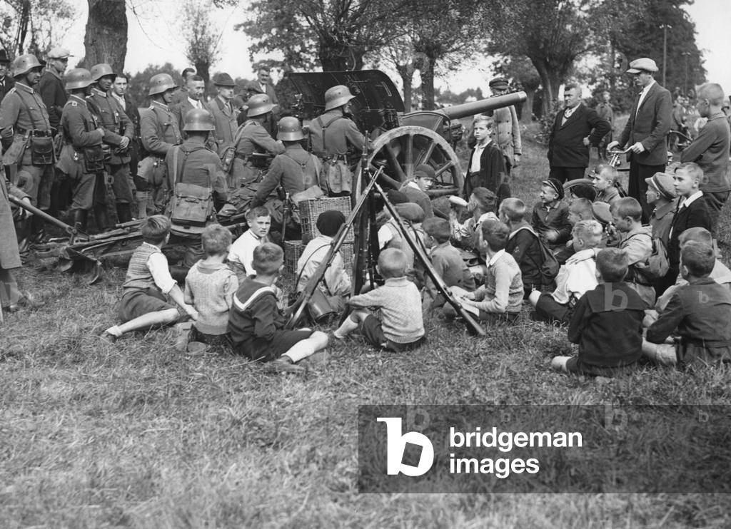 Artillery of the Reichswehr during a maneuver, 1932 (b/w photo)