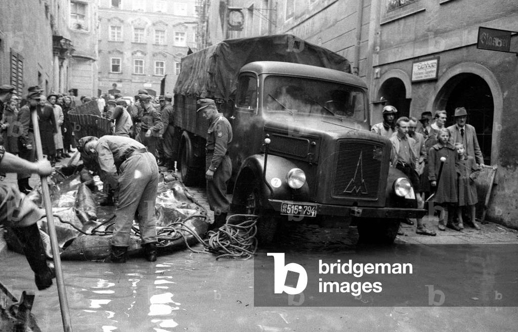 Assistance during the flood disaster in Passau, 1954 (b/w photo)