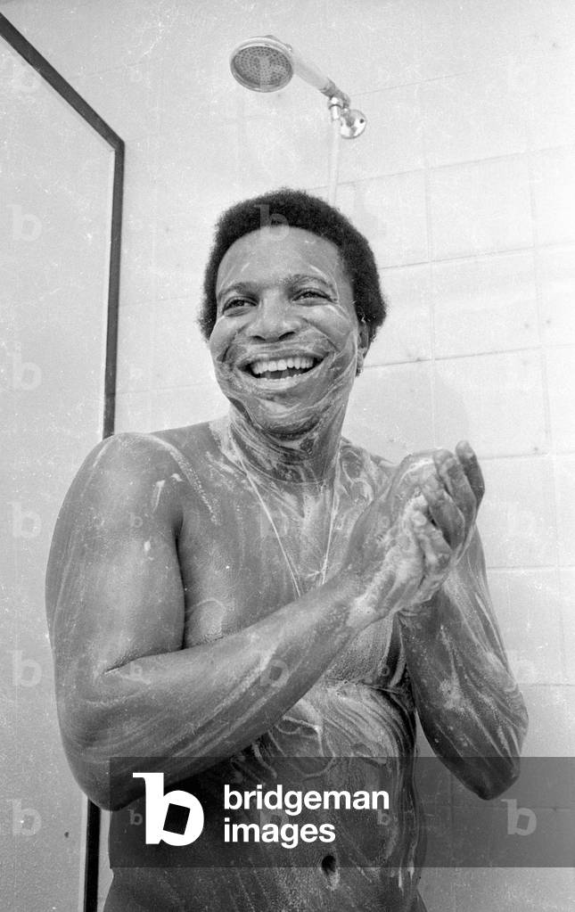 Roberto Blanco showering, 1970 (b/w photo)