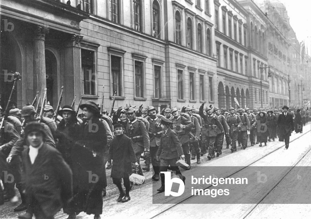 Withdrawing German troops in Berlin, 1915 (b/w photo)