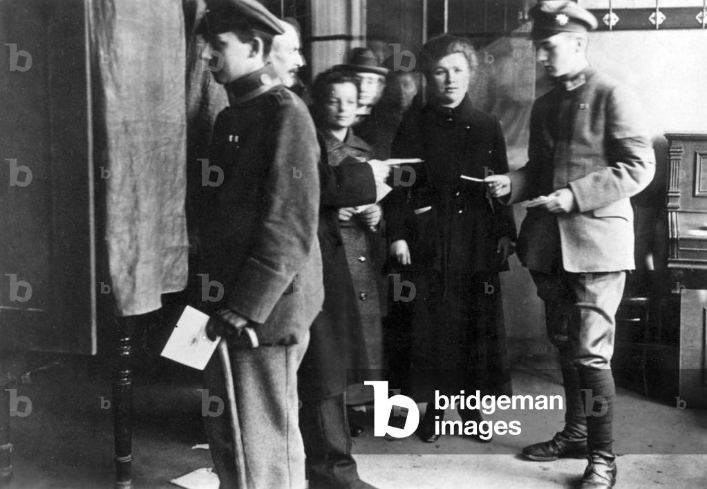 At the polling station on the occasion of the election of the National Assembly, 1919