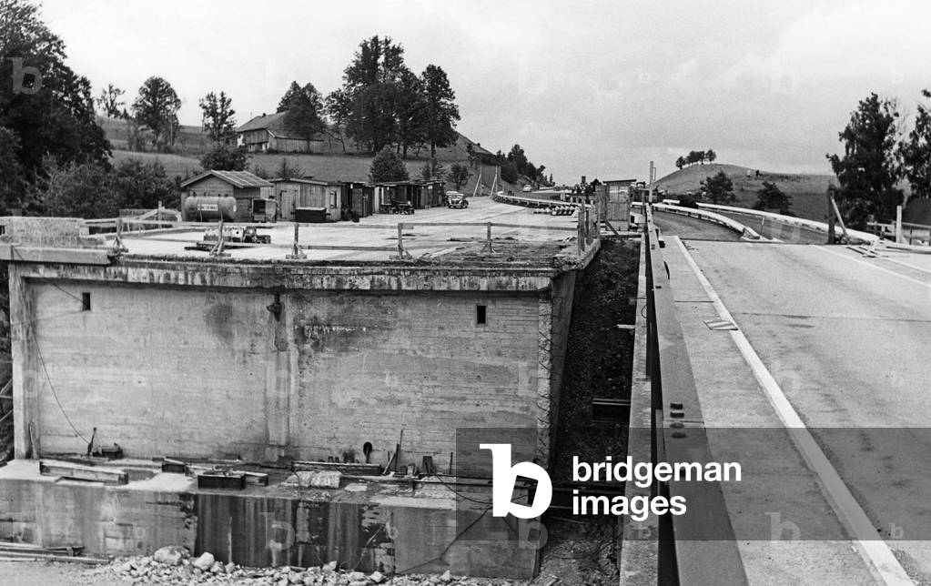 Construction of the new Mangfall Bridge, 1958 (b/w photo)
