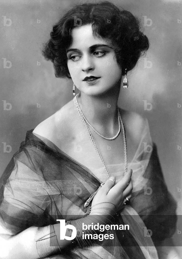 Woman's fashion from 1926 (b/w photo)