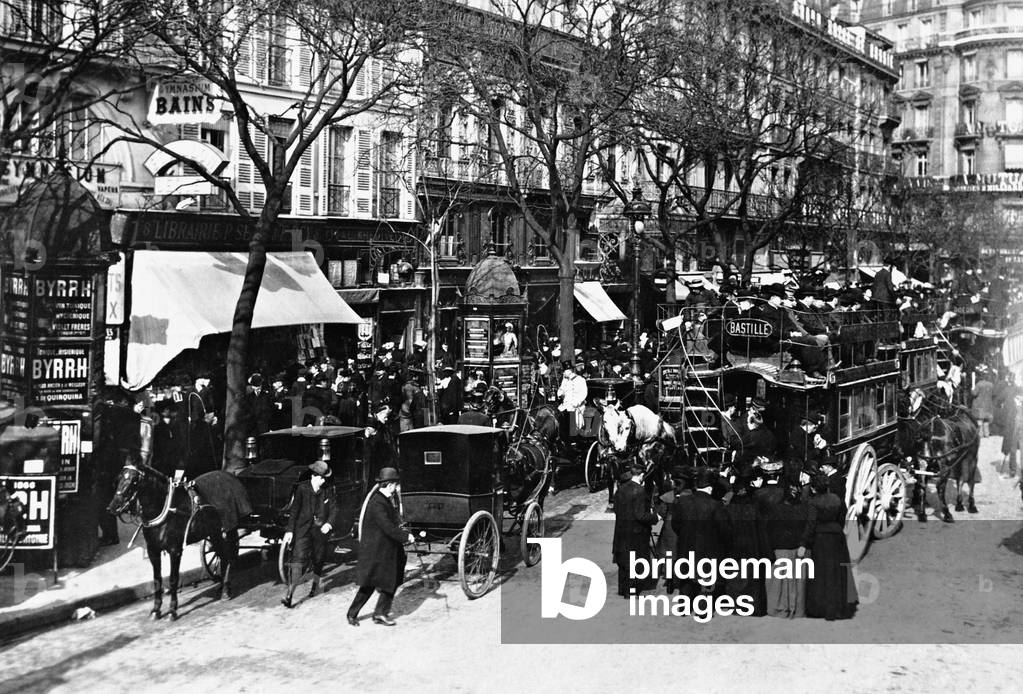 A Paris street scene from before 1914 (b/w photo)
