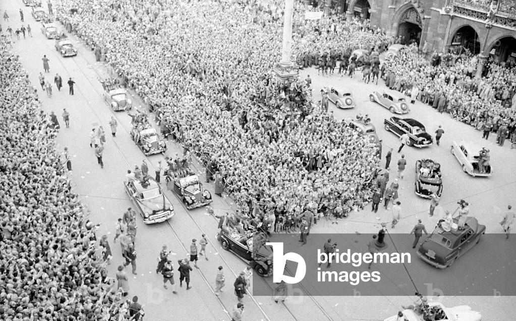 Reception in Munich following the World Cup victory of the German national team, 1954 (b/w photo)