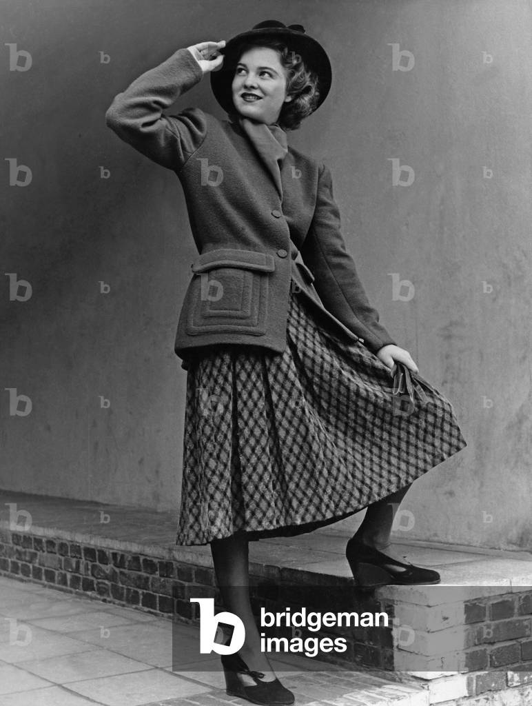 Women's fashion, 1942 (b/w photo)