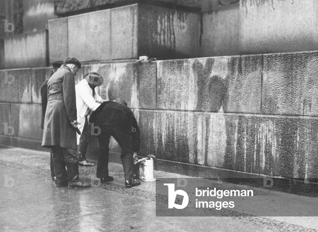 Removal of Communist slogans at the Reichstag, 1932
