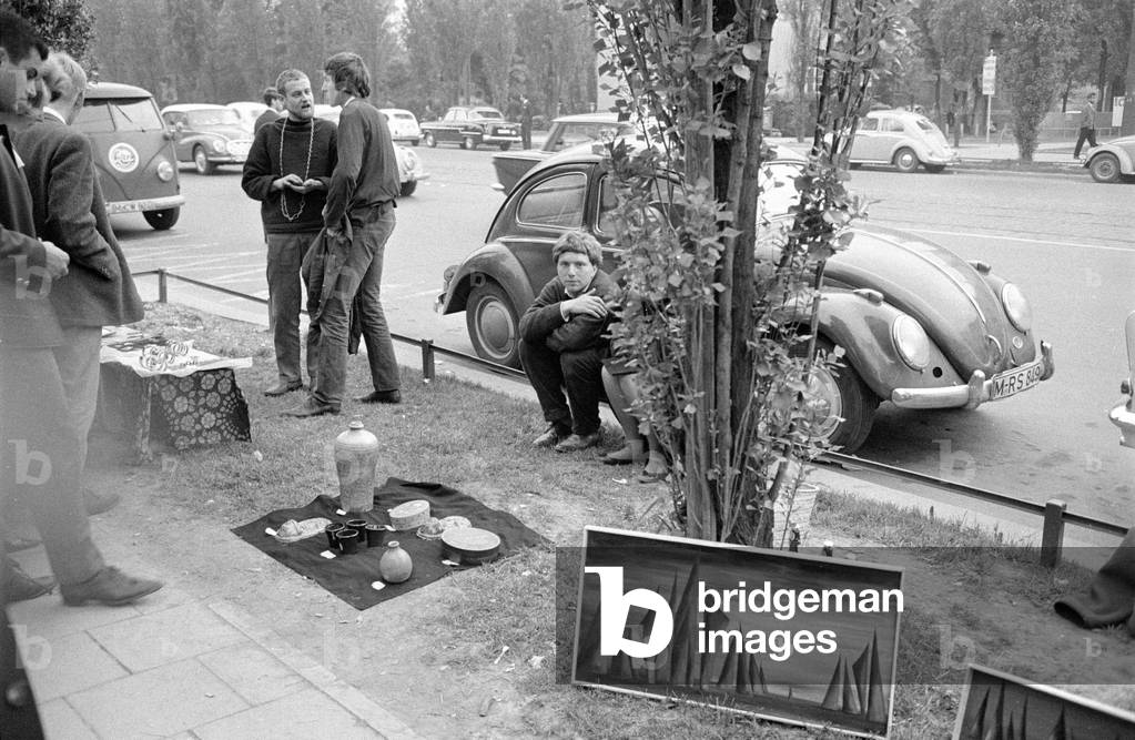 Artworks for sale in the Leopoldstrasse, 1963 (b/w photo)