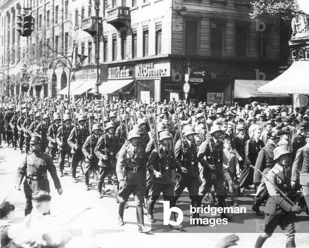 Guard unit of the German Luftwaffe in the street Unter den Linden in Berlin, 1935 (b/w photo)