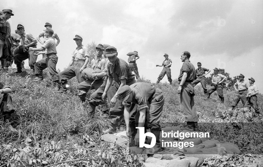 THW and volunteers in action in Passau, 1954 (b/w photo)