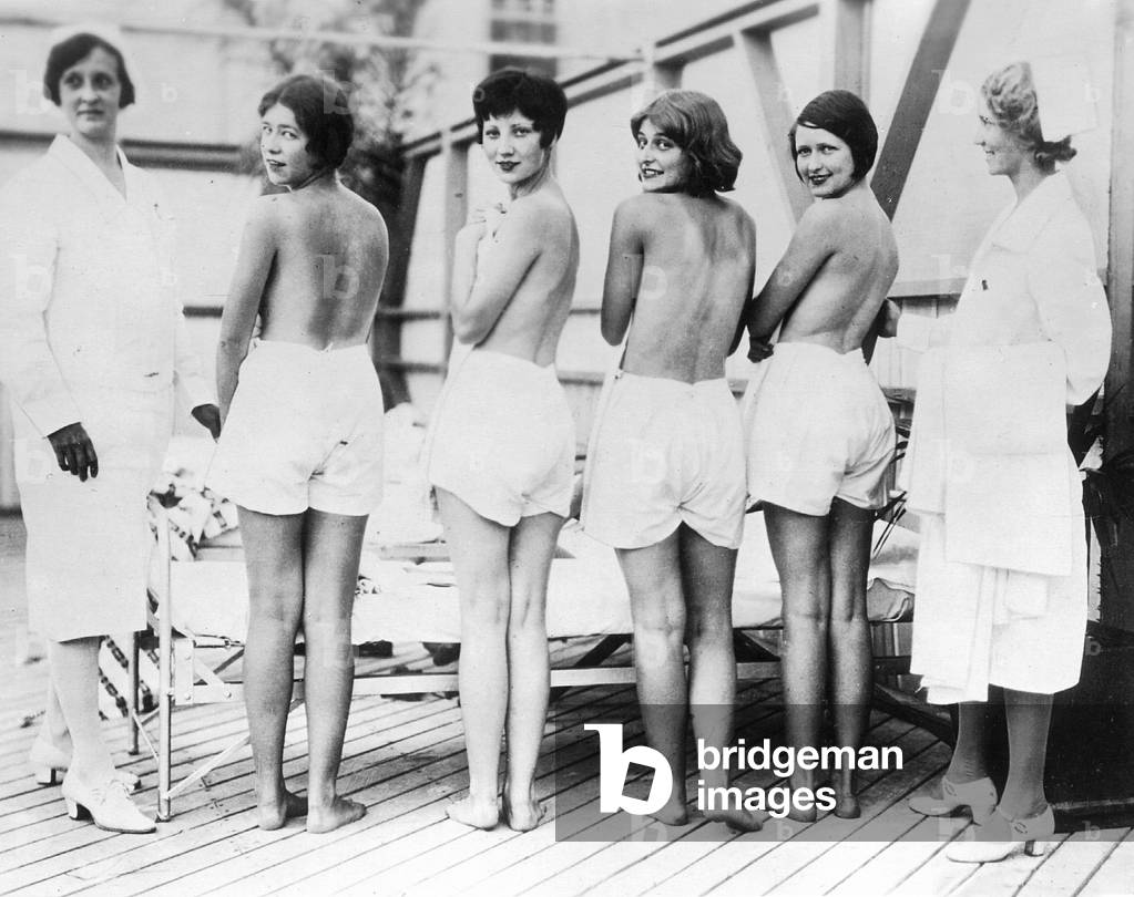 Women on a sun farm in the USA, 1932 (b/w photo)