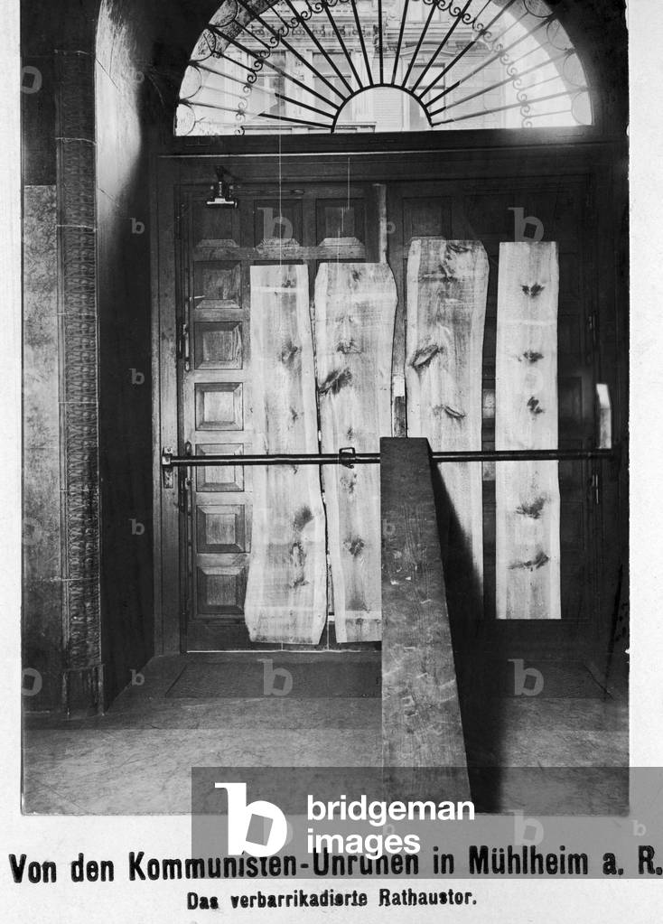 Barricaded Rathaustor, 1920