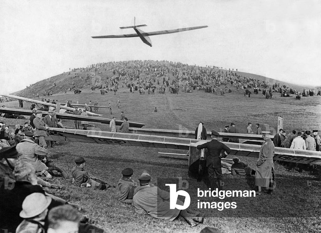 Gliding event in the Rhoen Mountains, 1924 (b/w photo)