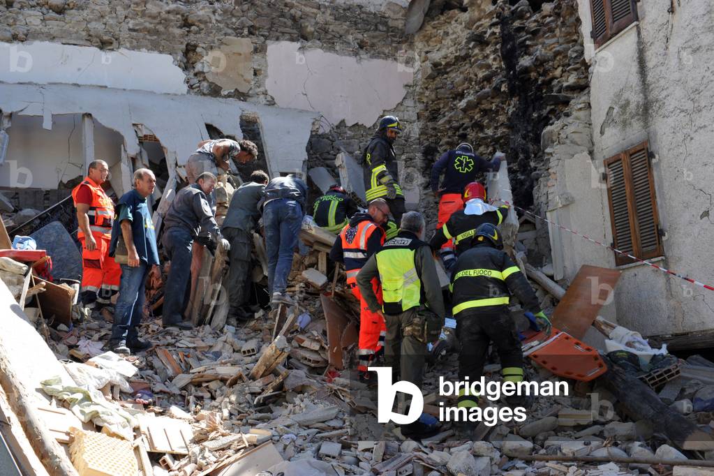 Rescuers searching for and recovering people who have been buried after an earthquake of magnitude 6 in the village of Accumoli, 2016 (photo)