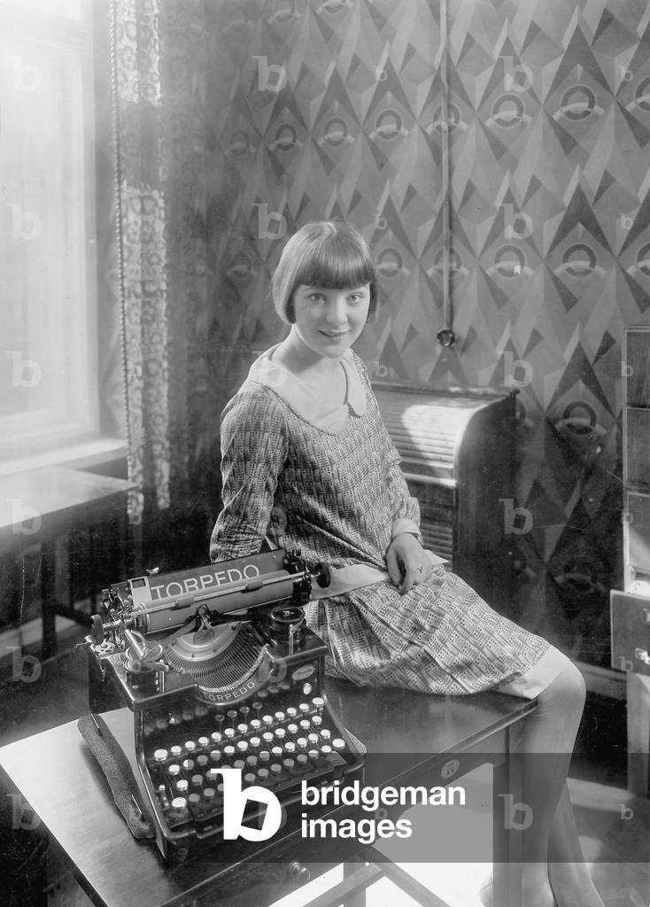 Advertising for typewriters of the brand Torpedo, 1928 (b/w photo)