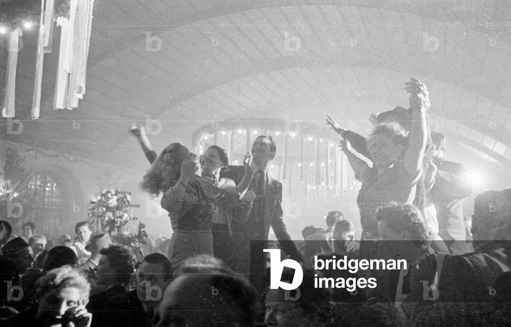 Salvator serving on the Nockherberg in Munich, 1953 (b/w photo)