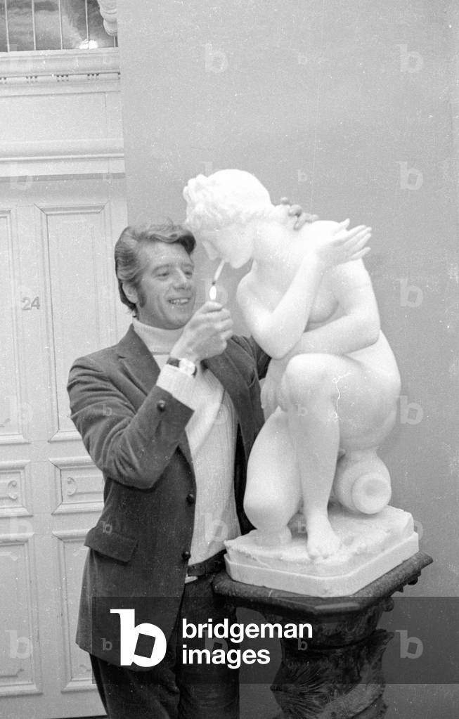 Rudi Carrell with statue, 1971 (b/w photo)