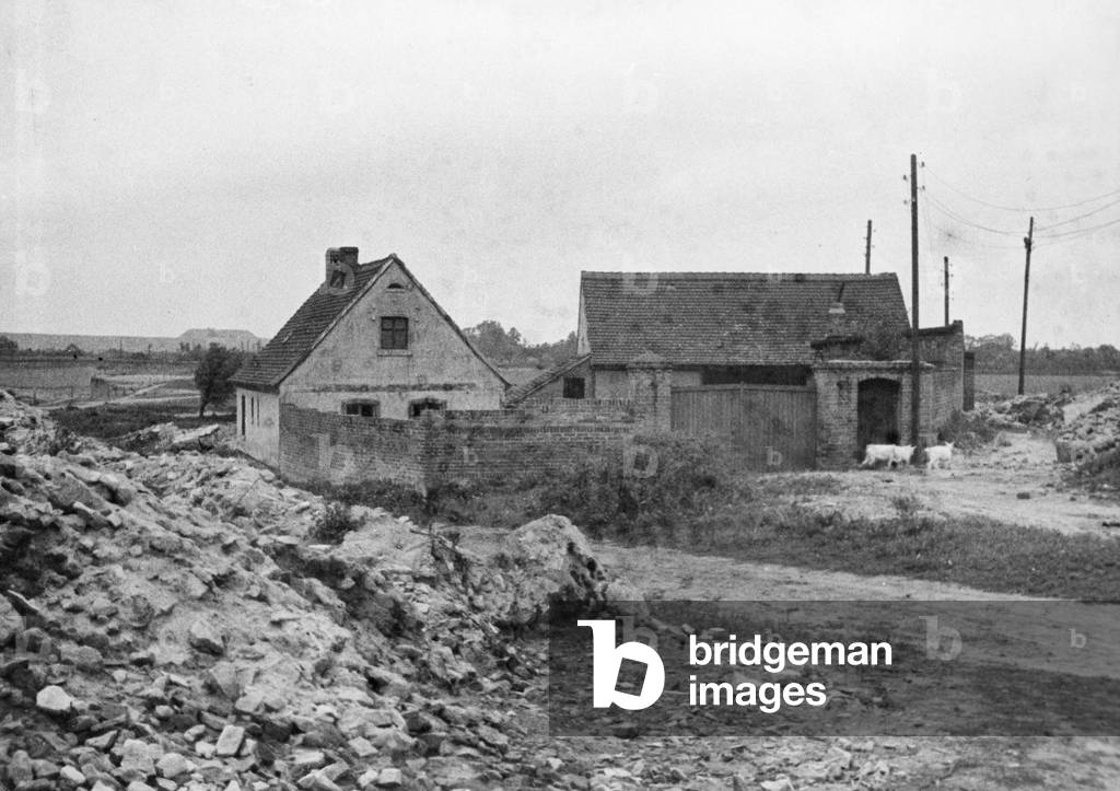 Abandoned house in Runstedt, 1931 (b/w photo)