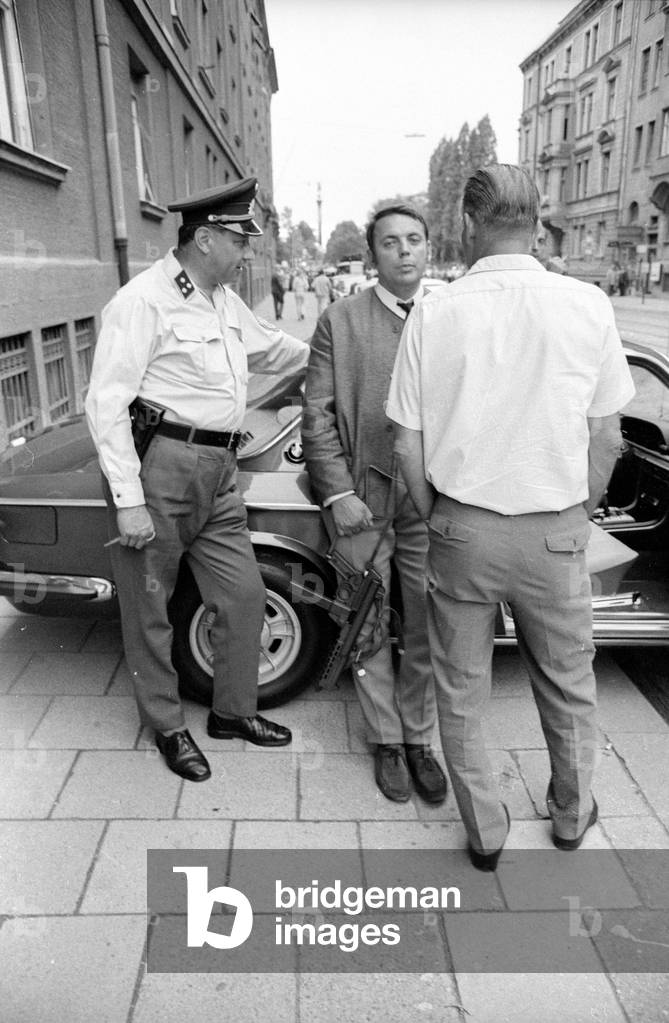 Bank robbery in the Prinzregentenstrasse, 1971 (b/w photo)