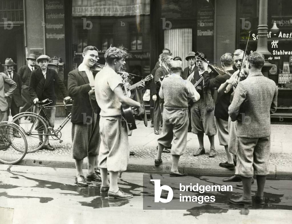 Street musician in Berlin, 1929-1932