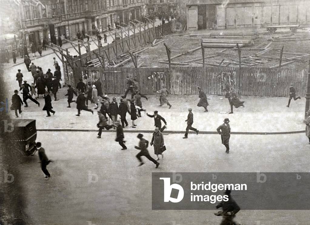 Fleeing demonstrators in Scheunenviertel in Berlin, 1929