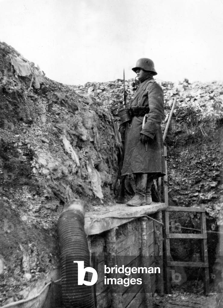 German soldier, during the German spring offensive in Picardie, between Arras and La Fere, 1918 (b/w photo)